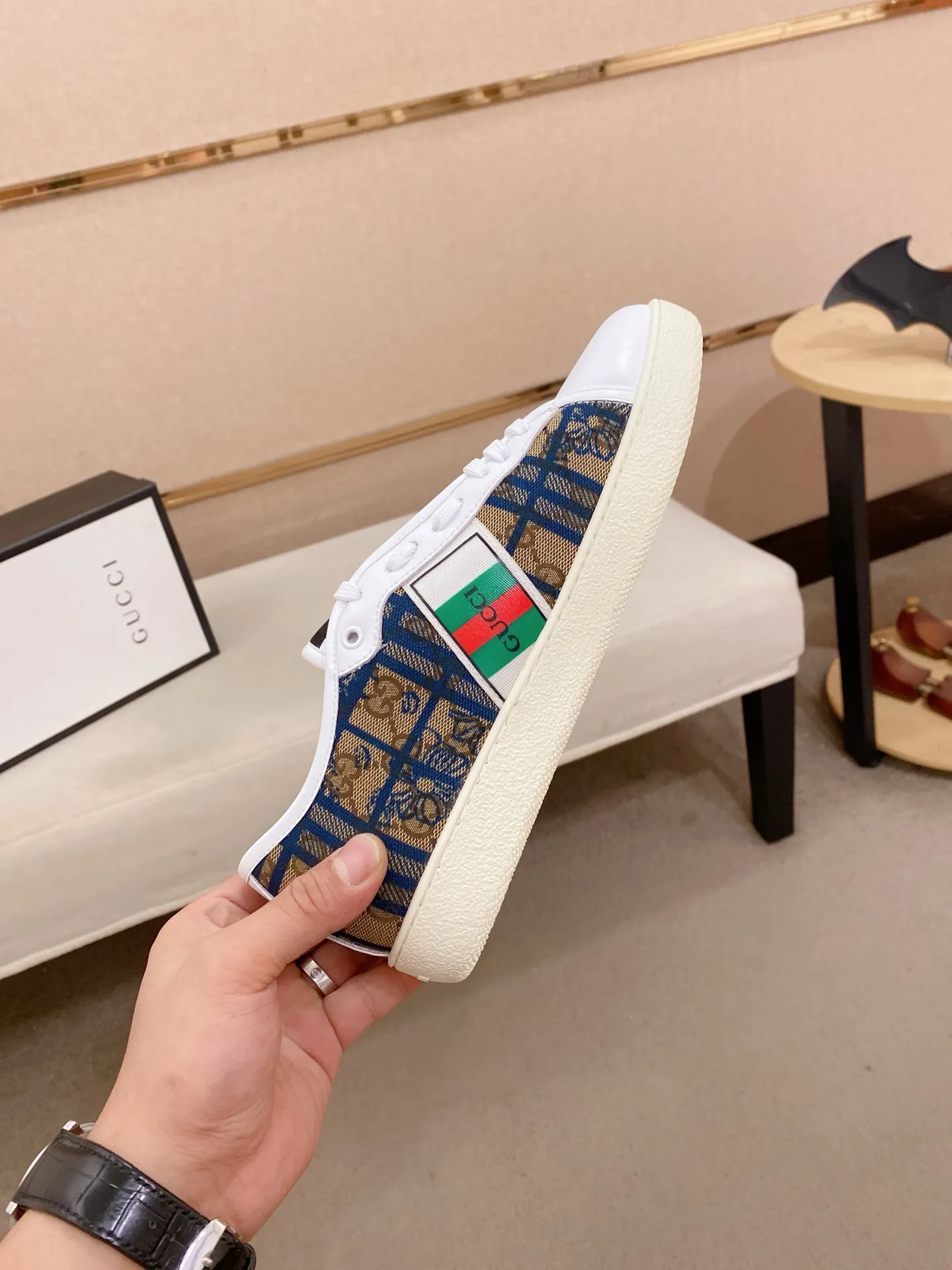 Factory price: 400💰 (GUCCI) The latest model from the official website 🎁🎁Casual and fashionable men's shoes👟, hot style 💥The version is simple and elegant, exclusive for trendy men. Unique official website latest brand elements 👑Gucci original decoration, fashionable and generous, the fabric is original cowhide ✅sheepskin lining, the official website specifies wear-resistant casual outsole, the classic model is taken in kind at the counter🎬38-44 (45 is not returned or exchanged)